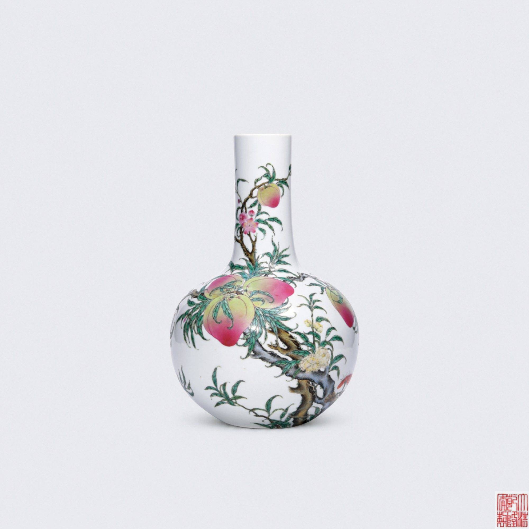 粉彩九桃紋天球瓶