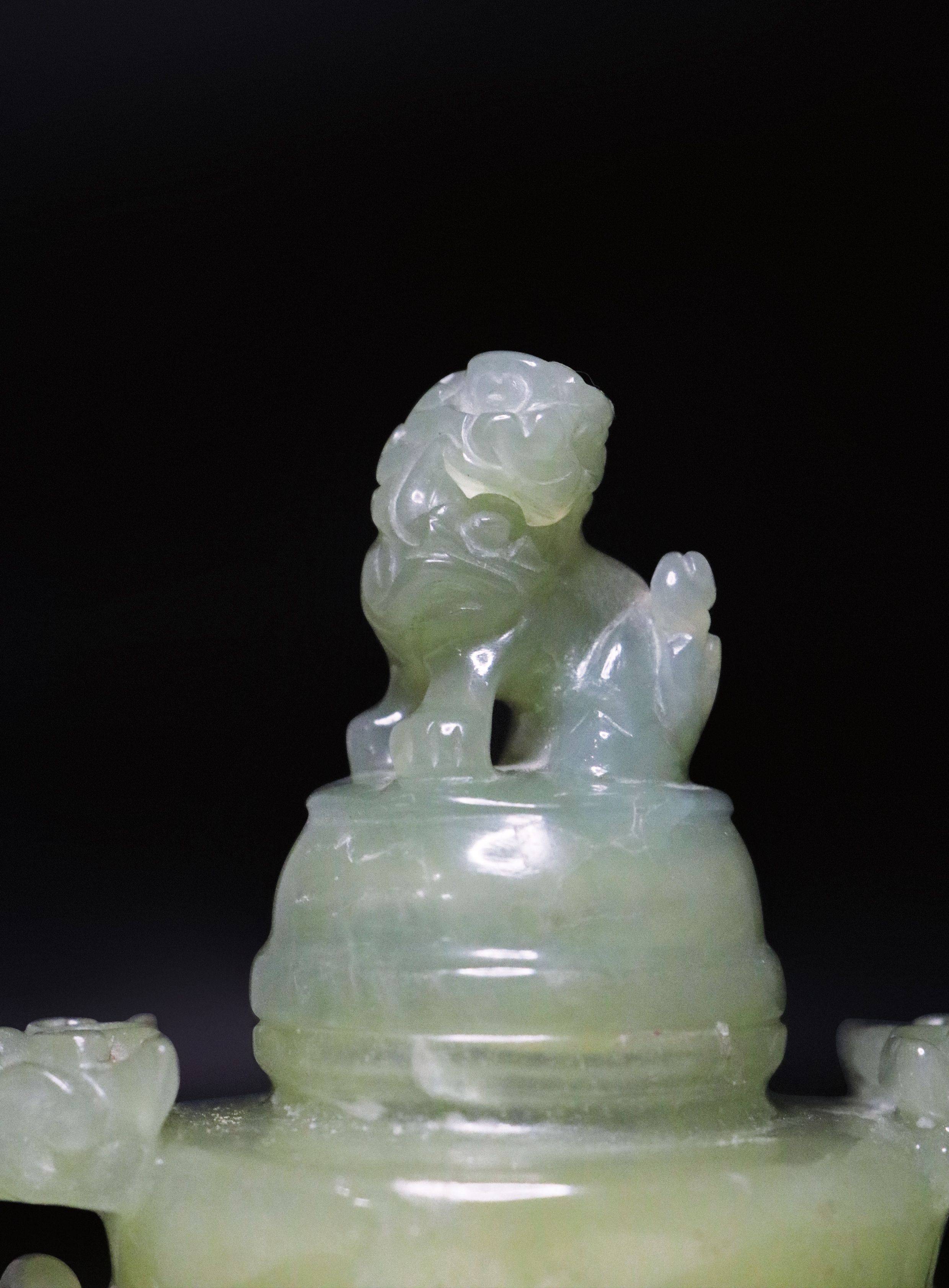 岫岩玉獅鈕活環耳三足蓋爐