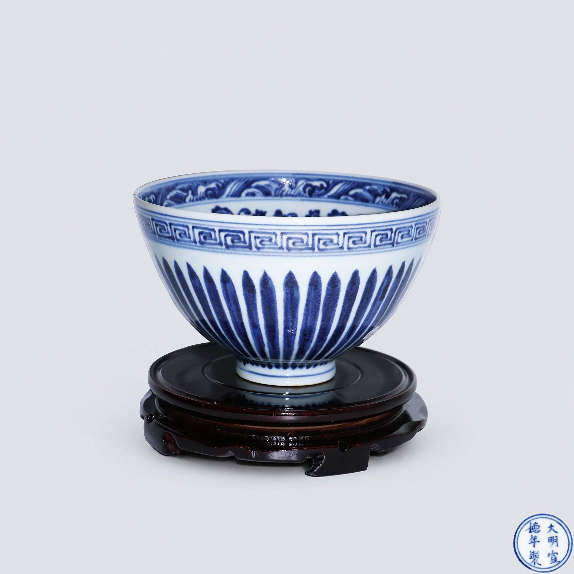 青花纏枝花卉菊瓣紋雞心碗